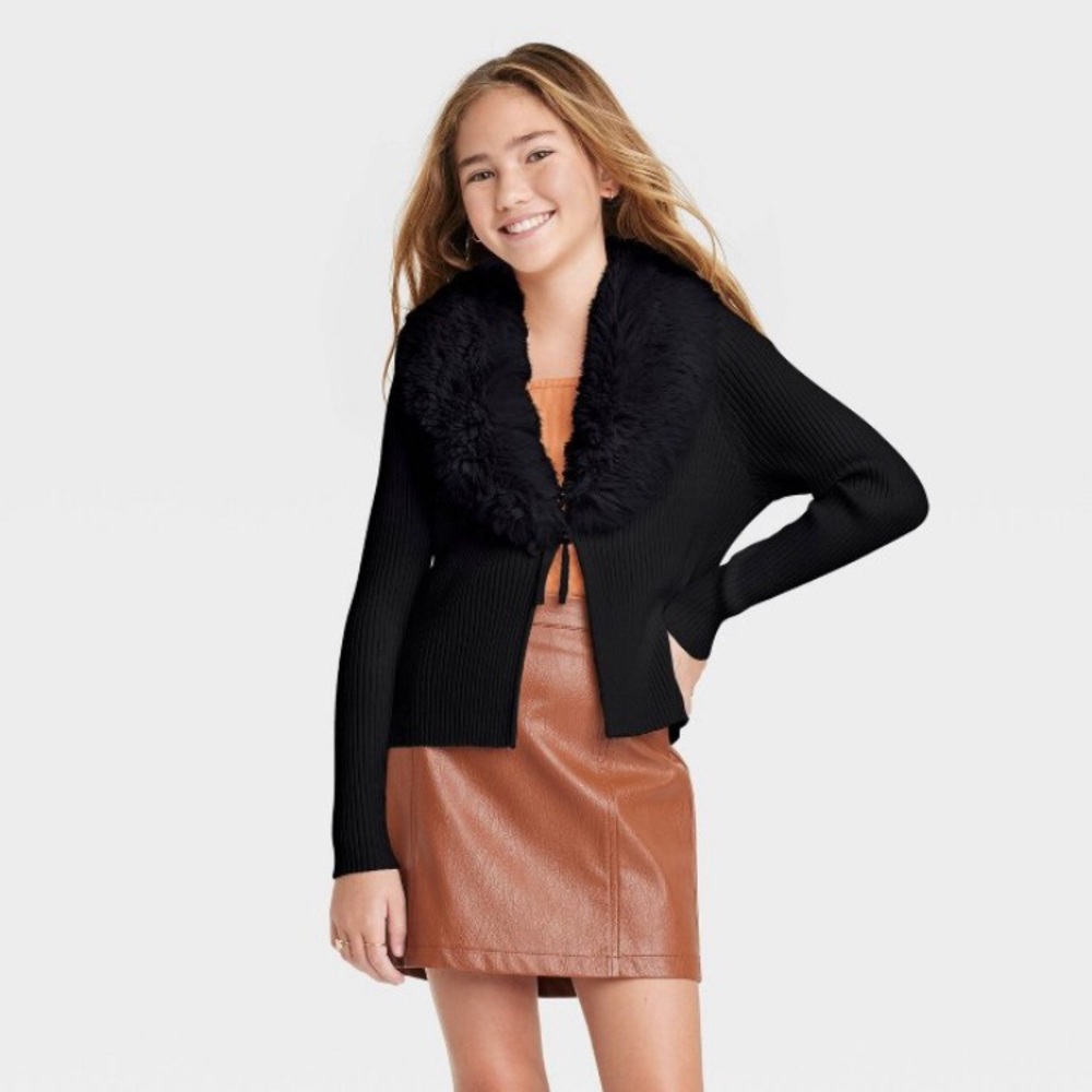 Ribbed black sweater with faux fur collar